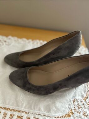 Via Spiga Gray Suede Round-Toe Pumps